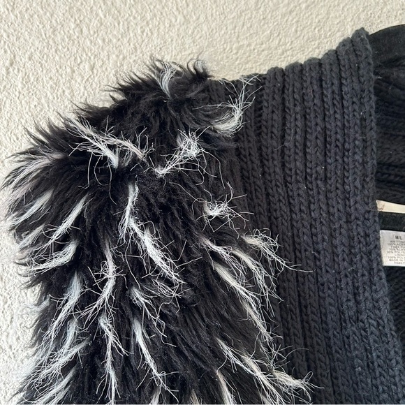 Collection Eighteen Women’s Circle Cadigan Knit Vest M/L Black Faux Fur Goblin - Picture 4 of 10